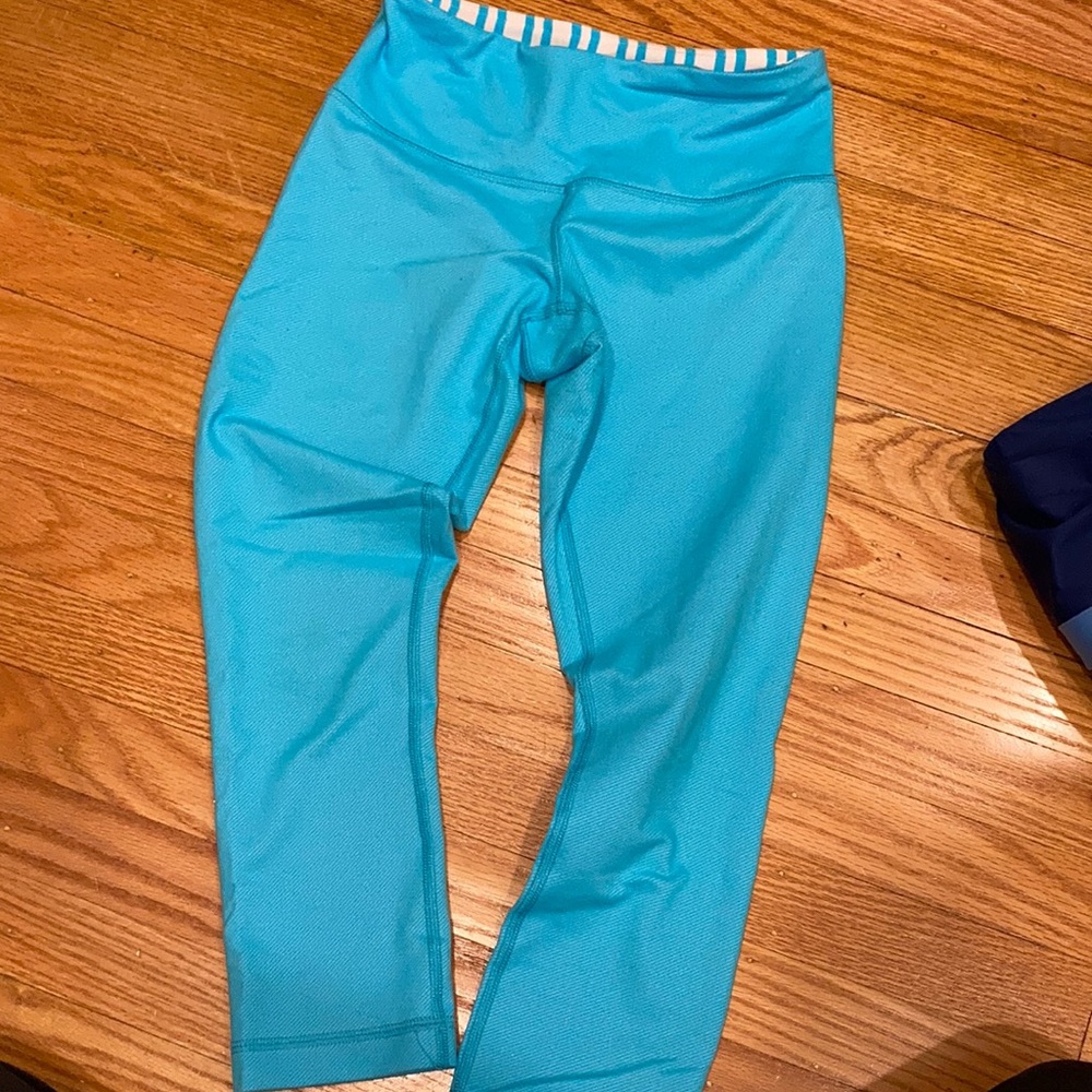 Lululemon bright blue cropped low rise leggings